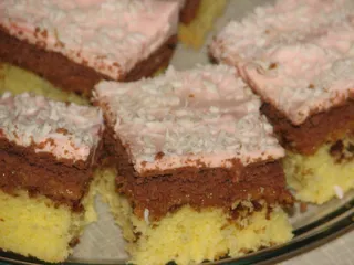 Ciasto biszkoptowe z masą krówkową i pianką - 4