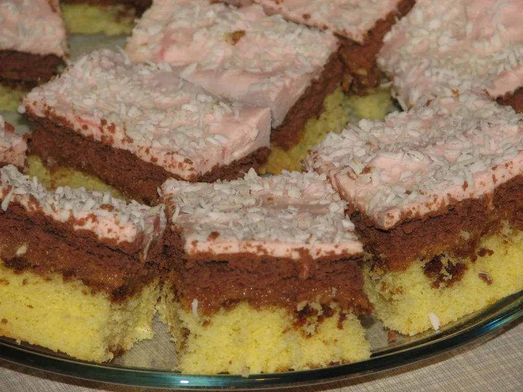 Ciasto biszkoptowe z masą krówkową i pianką