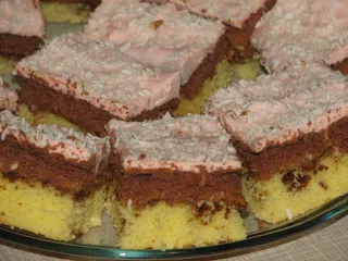Ciasto biszkoptowe z masą krówkową i pianką - 5
