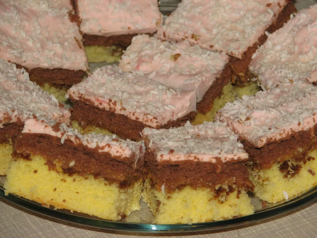Ciasto biszkoptowe z masą krówkową i pianką