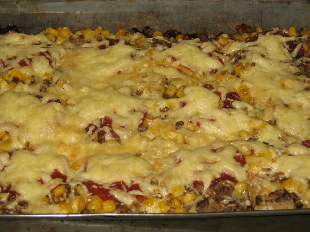 Pizza domowa z pieczarkami, salami i kukurydzą