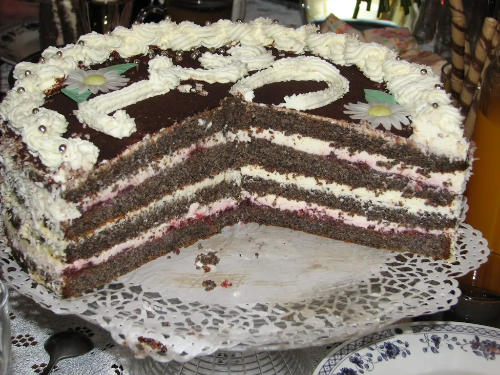 Tort makowy z kremem śmietankowym i dżemem wiśniowym