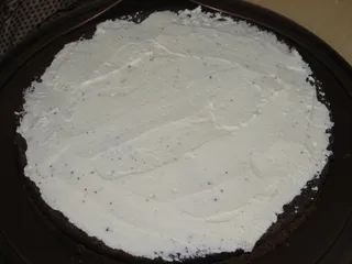Tort makowy z kremem śmietankowym i dżemem wiśniowym - 13