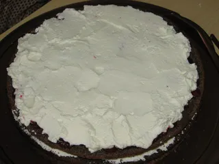 Tort makowy z kremem śmietankowym i dżemem wiśniowym - 15