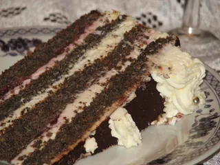 Tort makowy z kremem śmietankowym i dżemem wiśniowym - 3