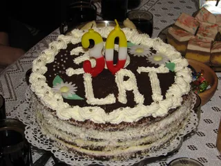 Tort makowy z kremem śmietankowym i dżemem wiśniowym - 4