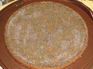 Tort makowy z kremem śmietankowym i dżemem wiśniowym - 9