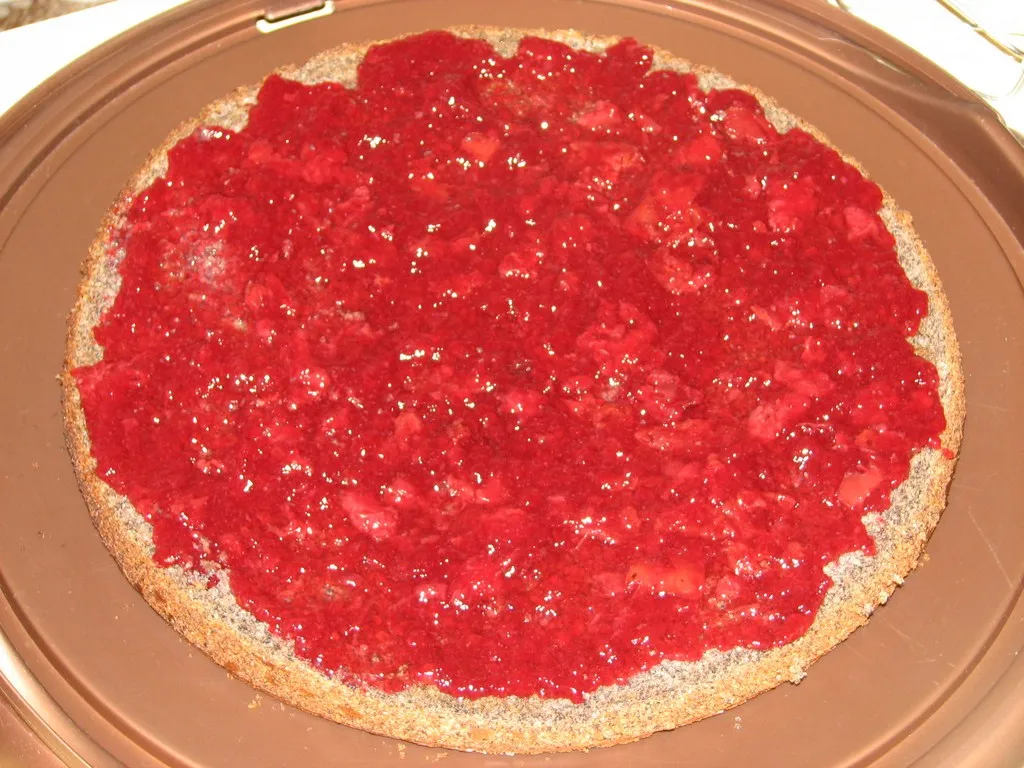 Tort makowy z kremem śmietankowym i dżemem wiśniowym