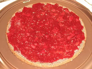 Tort makowy z kremem śmietankowym i dżemem wiśniowym - 10