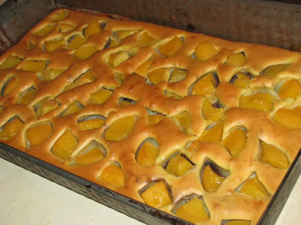 Ciasto maślane z brzoskwiniami i kremem