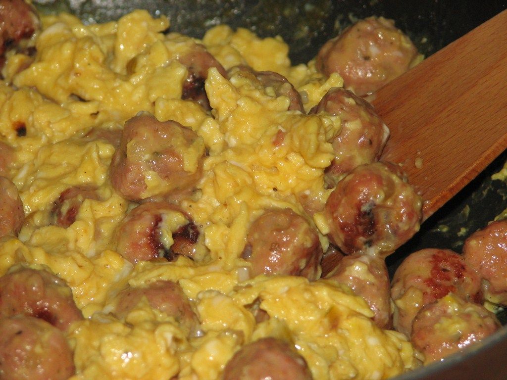 Jajecznica z mięsnymi kuleczkami