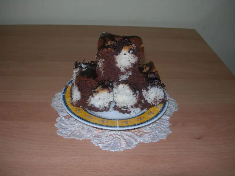 Ciasto kakaowe z kokosowymi kulkami