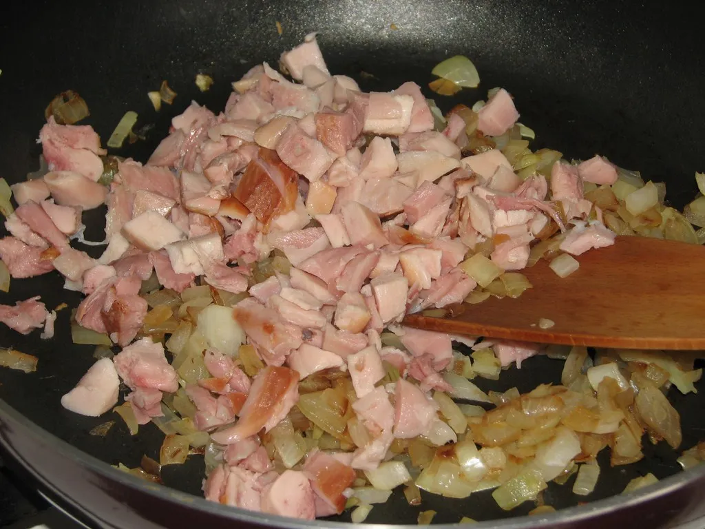 Jajecznica z wędzonym kurczakiem
