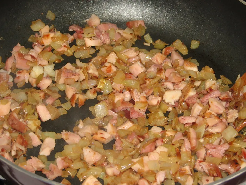 Jajecznica z wędzonym kurczakiem