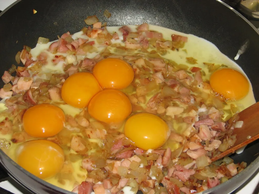 Jajecznica z wędzonym kurczakiem