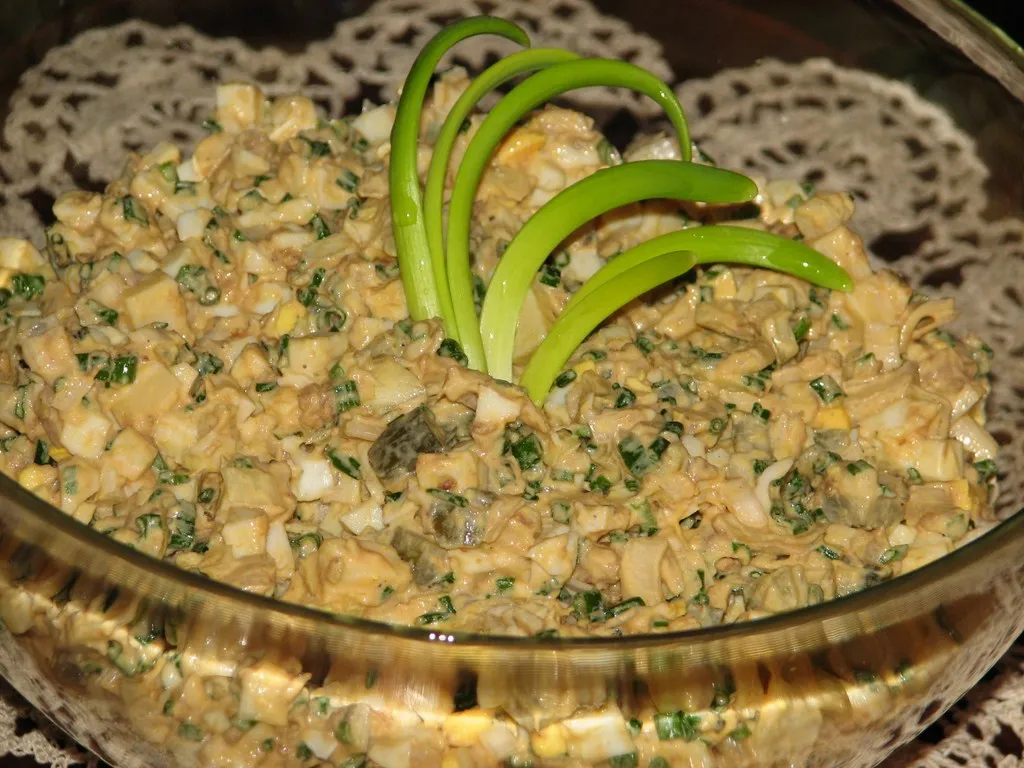 Sałatka z filetów śledziowych w pomidorowym sosie
