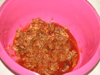 Sałatka z filetów śledziowych w pomidorowym sosie - 3