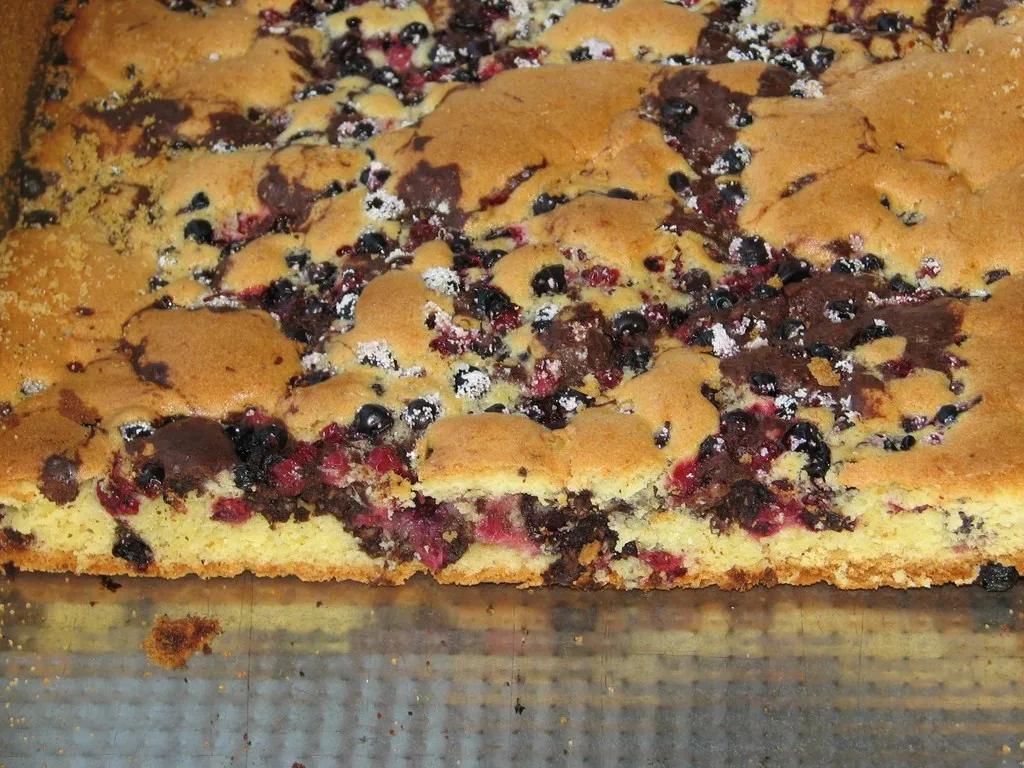 Ciasto z czerwonymi i czarnymi porzeczkami