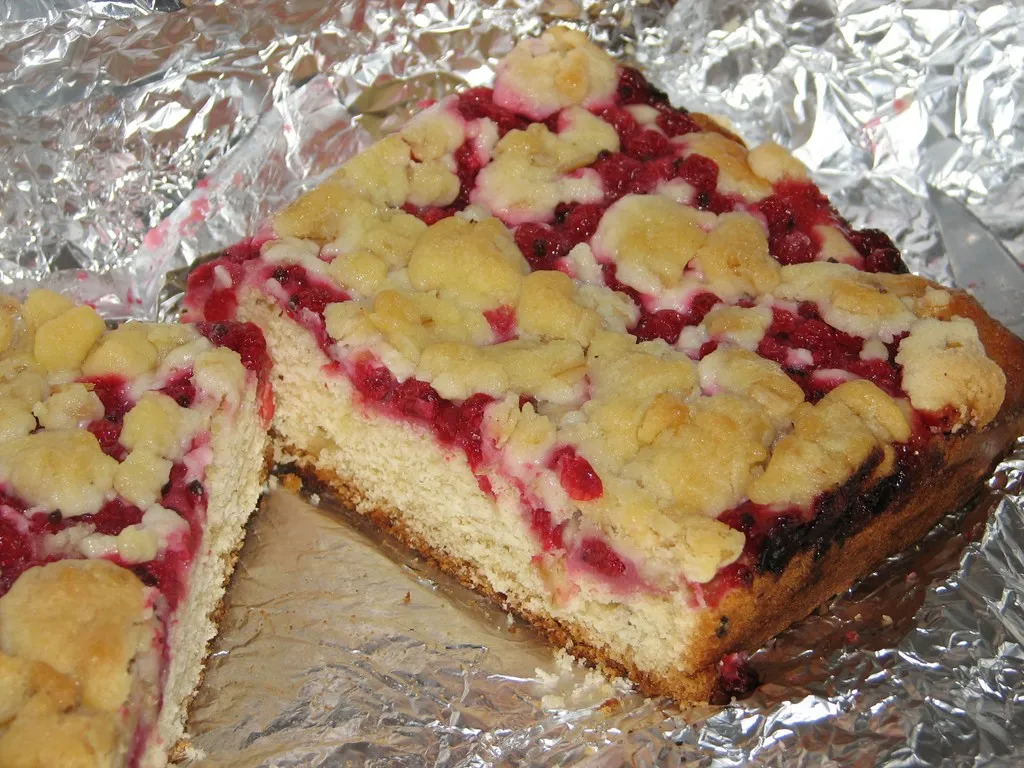 Drożdżowe ciasto z czerwonymi porzeczkami