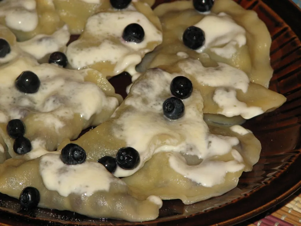 Pierogi z jagodami w śmietankowej polewie