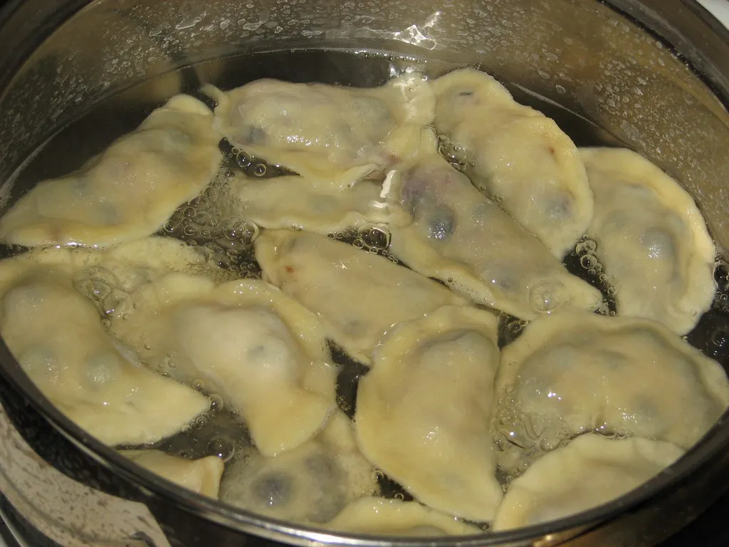 Pierogi z jagodami w śmietankowej polewie