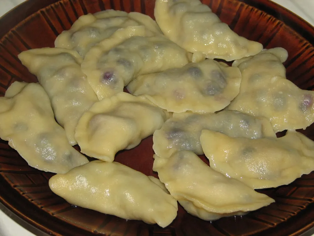 Pierogi z jagodami w śmietankowej polewie