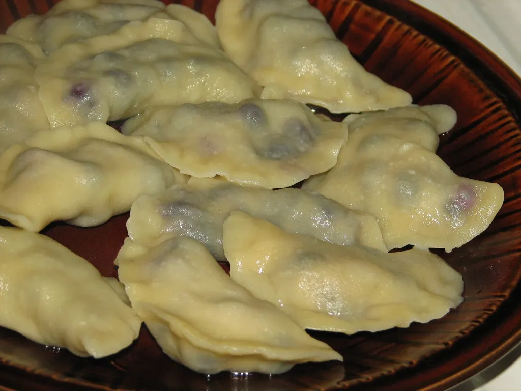 Pierogi z jagodami w śmietankowej polewie