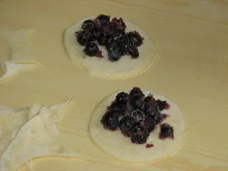 Pierogi z jagodami w śmietankowej polewie - 6