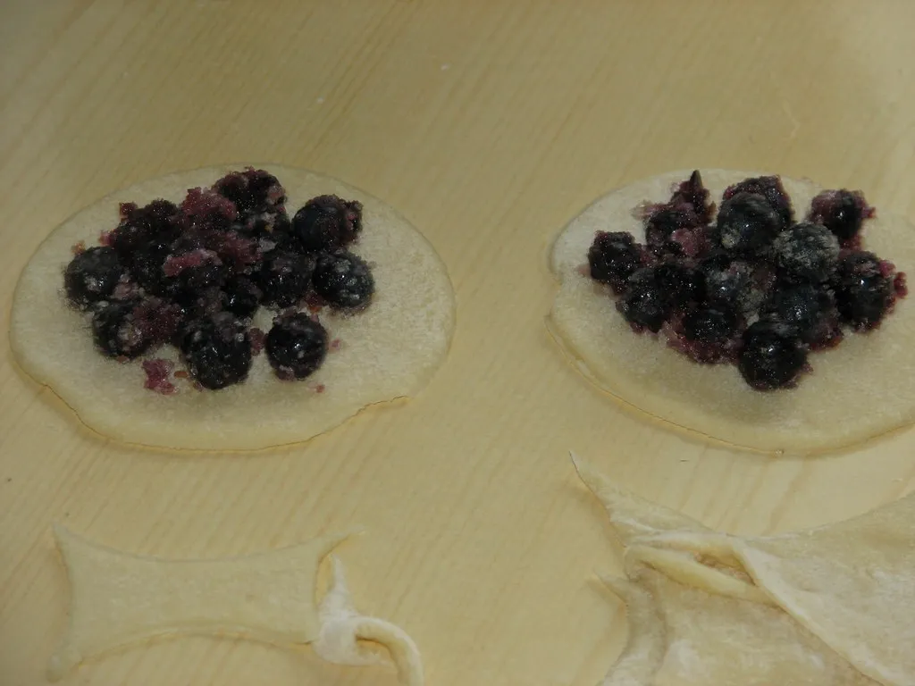 Pierogi z jagodami w śmietankowej polewie