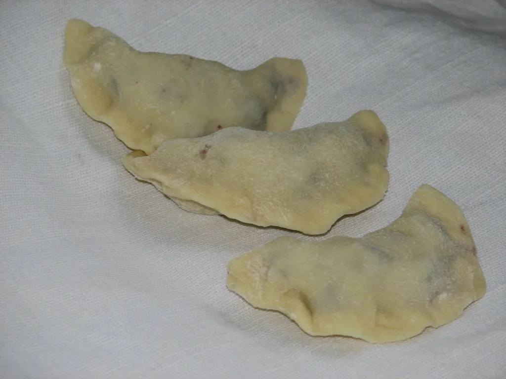 Pierogi z jagodami w śmietankowej polewie