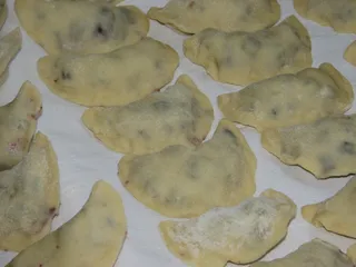 Pierogi z jagodami w śmietankowej polewie - 10