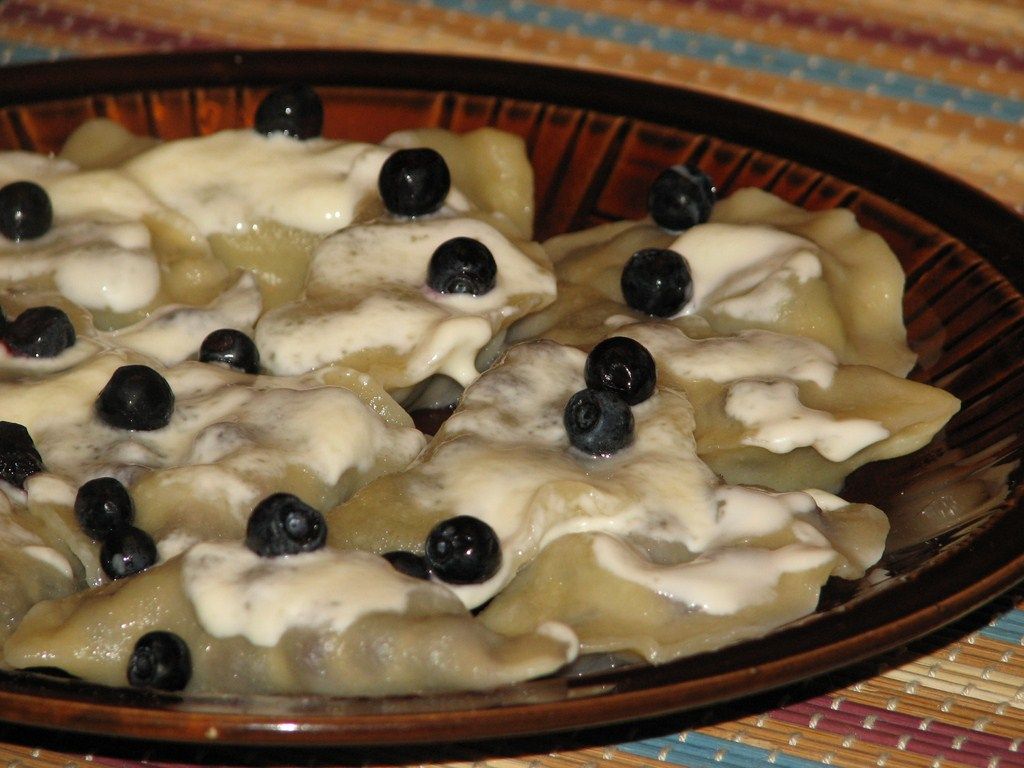 Pierogi z jagodami w śmietankowej polewie