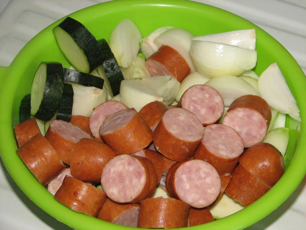 Kiełbaskowe szaszłyki w marynacie
