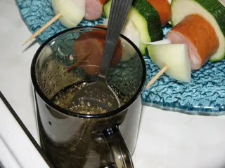 Kiełbaskowe szaszłyki w marynacie - 6