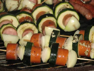 Kiełbaskowe szaszłyki w marynacie - 9