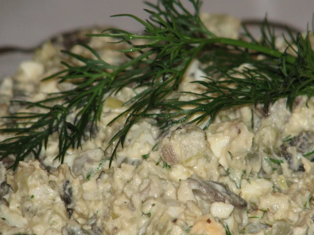 Sałatka pieczarkowo-ziemniaczana z koperkiem