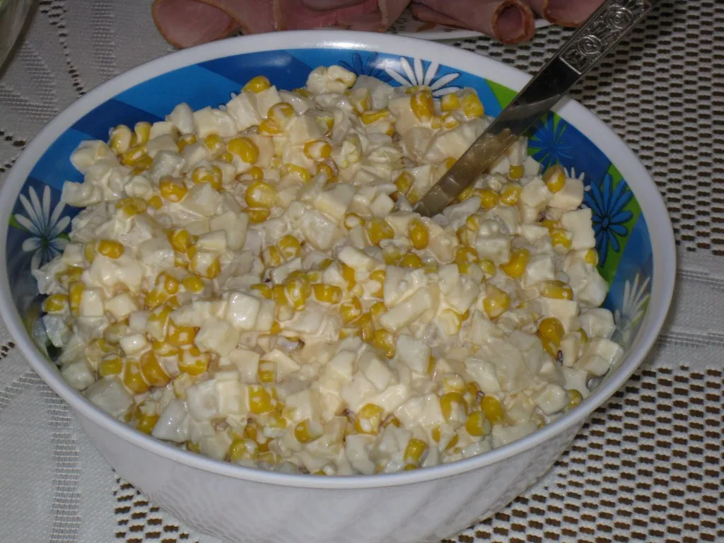 Ananasowo-czosnkowa sałatka