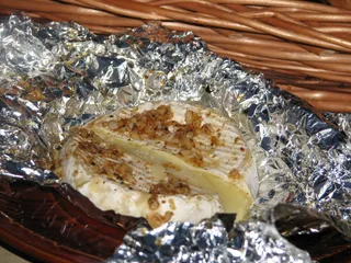 Czosnkowy camembert z grilla - 1