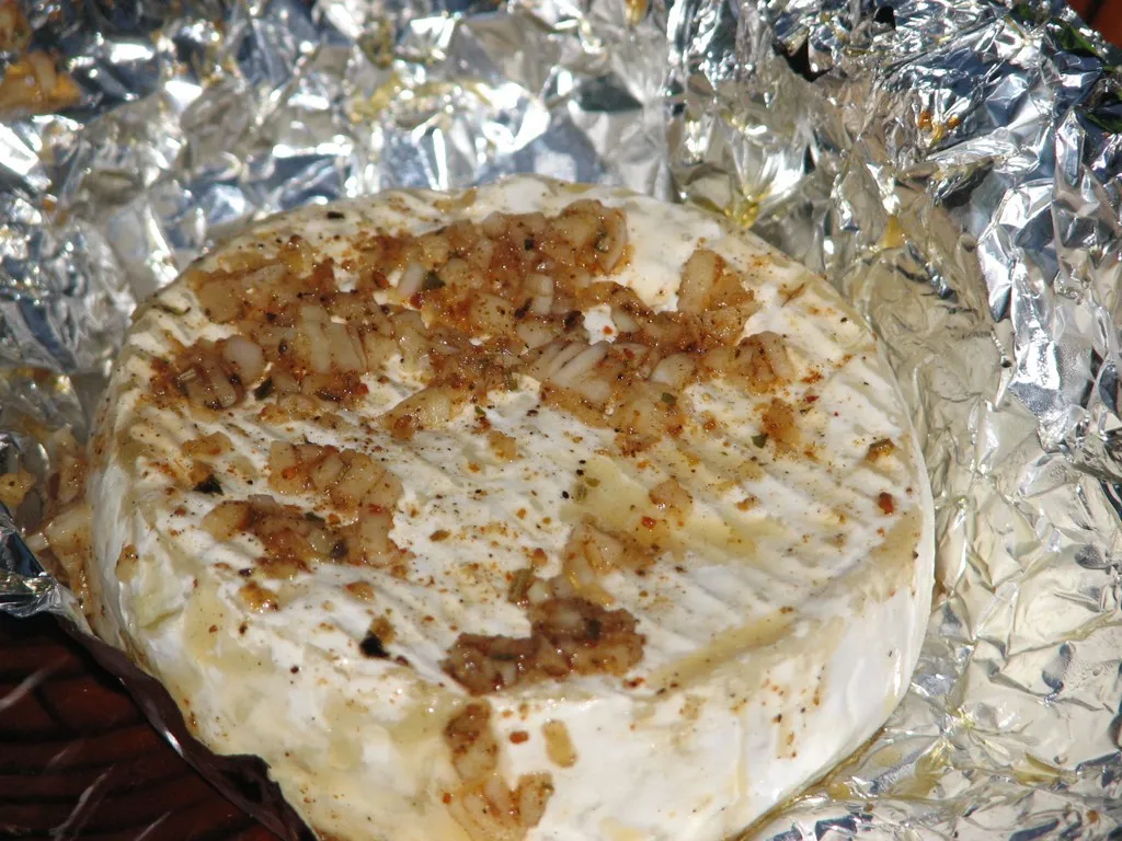 Czosnkowy camembert z grilla