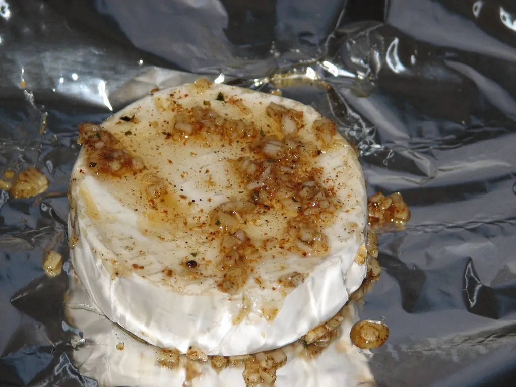 Czosnkowy camembert z grilla