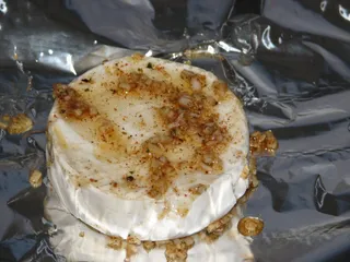 Czosnkowy camembert z grilla - 5