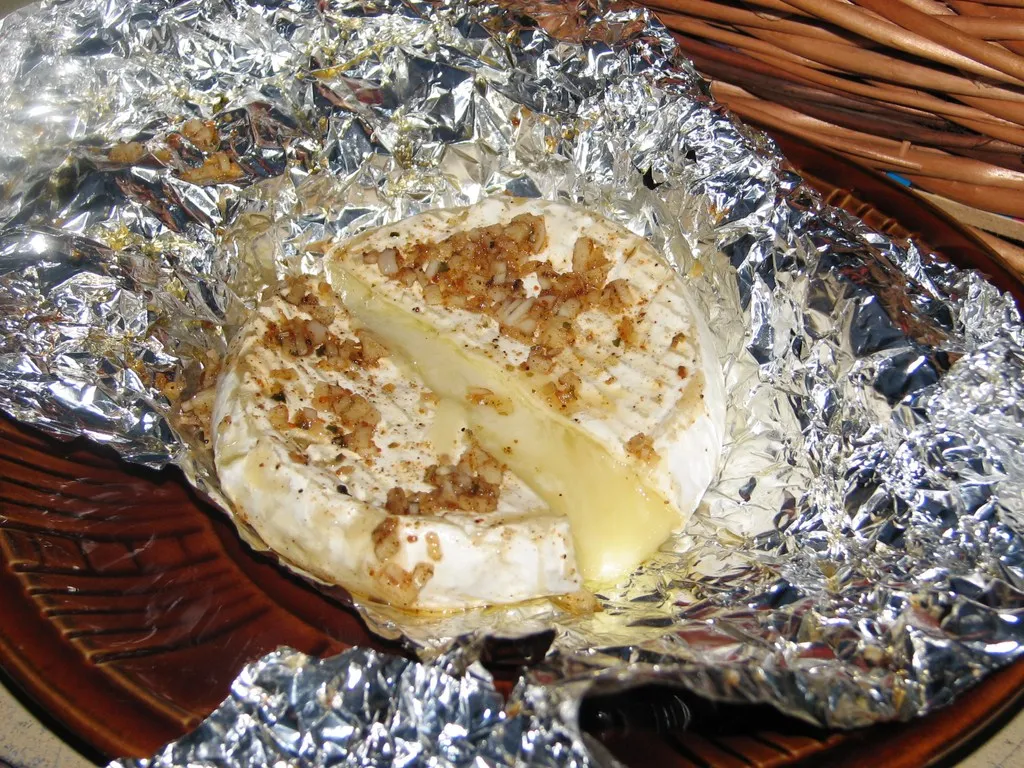 Czosnkowy camembert z grilla
