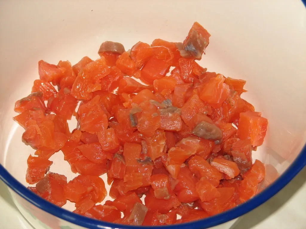 Sałatka z łososiem norweskim i ogórkami małosolnymi