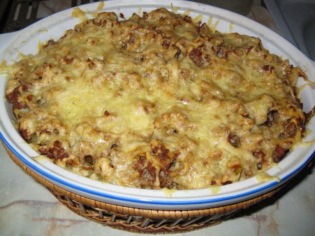 Zapiekanka makaronowa w mięsnym sosie