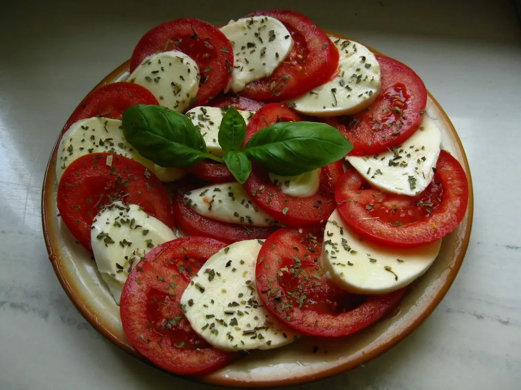 Caprese - super szybka sałatka z mozzarellą i pomidorami