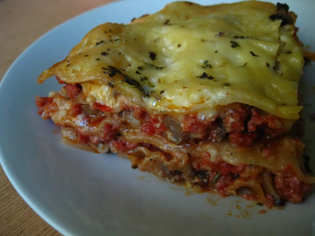 Lasagne z mięsem mielonym i pieczarkami