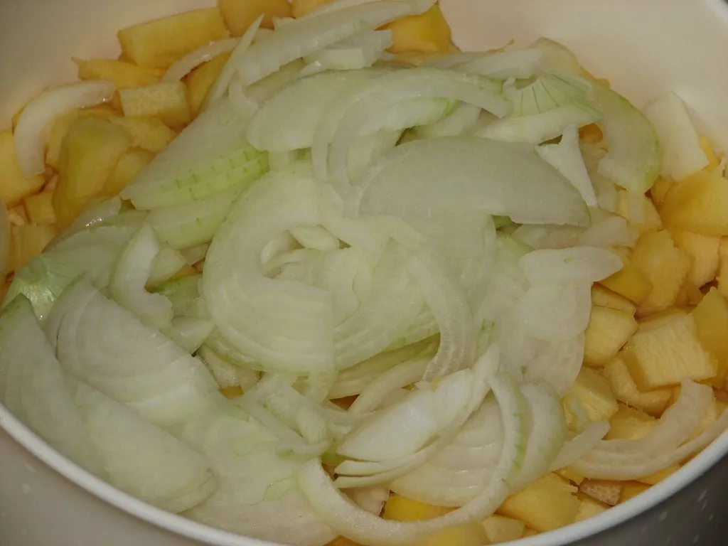 Sałatka z cukinii, marchewki i cebuli