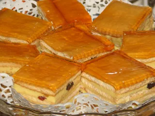 Sernik gotowany przekładany herbatnikami - 1