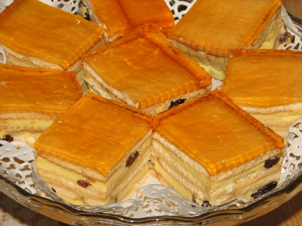 Sernik gotowany przekładany herbatnikami