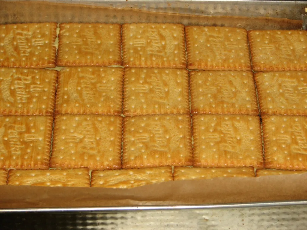 Sernik gotowany przekładany herbatnikami